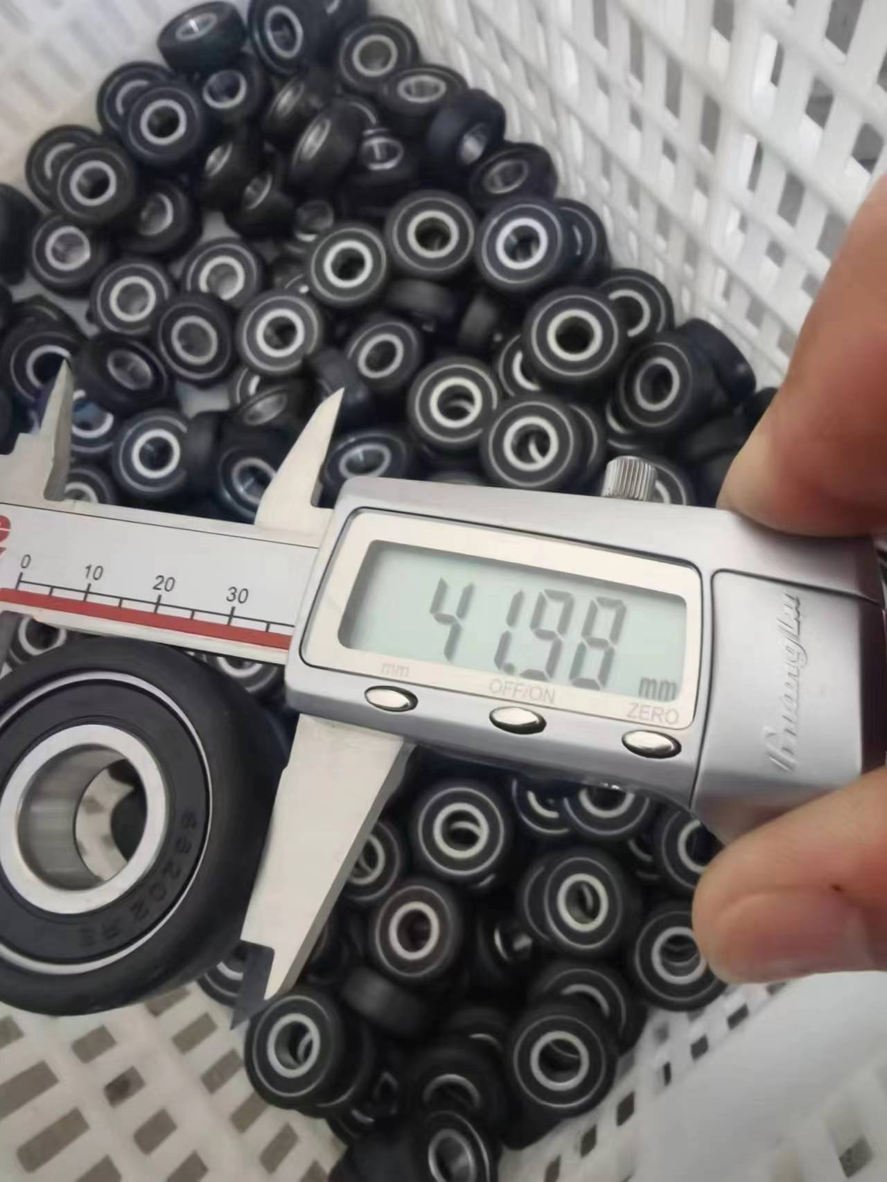 What are the requirements for accessories for precision bearings?
